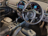 MINIの少し硬めのシートは乗り降りもしやすく、長距離ドライブでも疲れません。
