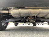 車体の下廻りに防錆処理ノックスドールを施工済みです。雨水や融雪剤、潮風によるサビの発生や進行を抑え、下回りのコンディション維持をサポートします。雪道や沿岸部での走行時にも役立つ実用的な対策です。