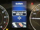 クルーズコントロール機能が付いています。 速度を設定するとアクセルを踏まなくても一定の速度で走ることができます。  高速道路ではとても便利な装置なんです。