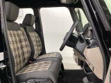 女性でも運転がしやすいように、シートの高さ調整機能(シートリフター)がついています。運転席と助手席の間が空いている為、助手席側への移動がスムーズです。交通量の多い道でも助手席側から乗り降りができます。