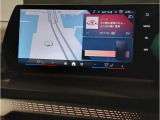 【ⅰドライブナビゲーション】文字情報も鮮明に表示する高解像度カラーディスプレイを採用。視認性に優れた地図デザインと特徴的な建造物を目印にした描写表示で現在位置を把握できます。地図データの更新も可能です