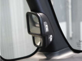 【サイドビューサポートミラー】通常は運転席から見えない左フロントタイヤの前方を映し出すミラー。さまざまなシーンで安心感のある運転をサポートします。