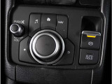 マツダコネクトを手元で操作するコマンダーコントロールはスイッチ類も大きく操作しやすく作られています。