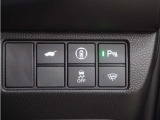 ホンダセンシングが装備されています。アダプティブレーダークルーズやレーンキープアシスト、車線逸脱防止機能なども備えていて、ロングドライブも快適で安全にお楽しみいただけます。