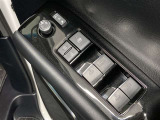 全席に電動パワーウインドウを装備。乗員それぞれが快適に操作できます。