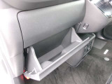 グローブボックス。収納充実。