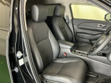 フロントは運転席と助手席が別々の広々としたセパレートシート、運転席は高さを調整できるハイトアジャスター付きでちょうどいいドライビングポジションに調整できます