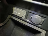 充電用USB端子付き。スマートフォンなどの充電に便利です。