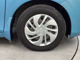 純正スチールホイールです。アルミホイールに比べ、強度があるのが頼もしい!車にぴったりなデザインのホイールカバー付です。
