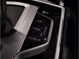 【BMWの伝統】BMWのお車は、&ldquo;駆け抜ける歓び&rdquo;を意識し、走行の安定性とコーナリングの良さを追求し、思い通りにハンドルの操作可能です。