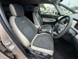 足元もゆったりで長時間の運転も疲れにくいフロントシートです。