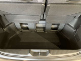 荷室には便利な床下収納もあります。