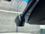別途SDカードの購入が必要です。運転中の映像・音声などを記録して、交通事故やトラブルが起きた時の正確な状況把握に役立つドライブレコーダーが装着されています。
