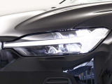 北欧神話に登場するトール神がもつハンマーをモチーフにしたT字型のポジションライトが印象的なLEDヘッドライト。一目でボルボだと認識出来ます。