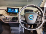 【ハンドル】ドライバーとBMW車の一体感がダイレクトに伝わるステアリングホイール。形状・太さへの拘りに加えて、操作性を高める為にスイッチ類も配置。クイックかつ安定のドライビングを体感下さい!