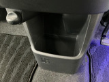 【インパネロアボックス】インパネの中央下部にはボックスが装備されております。CDの収納やゴミ箱として使用すれば車内空間がきれいに保たれます♪
