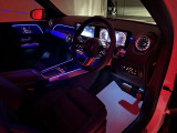 【アンビエントライト】64色の中から、ドア、ダッシュボード、センターコンソールなどのLEDの間接照明が車内空間を上質に彩り、ラグジュアリーな雰囲気を演出します。