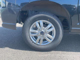 タイヤ残り溝が1.6mmになる目安として「スリップサイン」が設けられています。この車は 割程度残っていますので、まだまだ安心してお乗りいただけます!