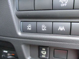 後席のスライドドアは運転席から指一本で開閉可能です。さらに外からは足で開閉できるオートハンズフリースライドドア付きなので両手がふさがっていても大丈夫です。