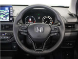 ◆本革巻きステアリングホイール◆ステアリングは運転中、常に触れる部分。しっとりとした上質な触れ心地がドライブ体験を彩ります。