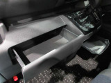 インストスライドボックス ティッシュボックスがまるまる一つ入るボックスです運転席からも開け閉め可能です