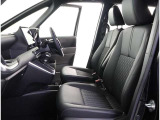 シンプルながら座り心地の良いシートです。 ホールド感も良いので長いドライビングでも疲れにくいんです。