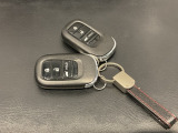 鍵をバックやポケットにいれたままでもドアロックの開閉ができるスマートキー付き。荷物が多くて手がふさがっている時などにも便利です。