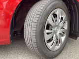 純正15インチフルホイールキャップでスタイルバッチリ!185/65R15タイヤです