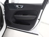 運転席ドアの全景です。キャビンを彩るすべてのものに、機能を形にした美しさが備わっています。