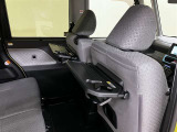 運転席の後ろ側には可倒式のテーブルが!