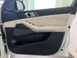 窓の操作だけではなく運転席のメモリーも出来るドアパネルになっております。