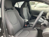 運転中の疲れも軽減!身体を包み込むような形状でホールド感のあるシート。しっかりと支えてくれるので長時間の運転も快適ですね。