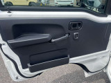 禁煙車です。 喫煙車は全体的なニオイはもちろん、天井など車内のヤニ汚れが目立ちますが、禁煙車ですからその様なダメージはありません。