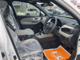 毎日過ごす運転席は要チェック。シートのへたり・擦れ、視界のイメージまで伝わる重要ポイント。