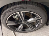 純正アルミホイールです。足元が引き立つので、車全体のイメージがアップしますよ!