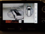 パノラミックビューモニター付きです。車両を上から見たような映像をディスプレイオーディオ画面に表示。運転席からの目視だけでは見にくい、車両周辺の状況をリアルタイムでしっかり確認できます。