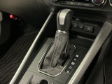 【シーケンシャルシフト】シフトノブをアップ/ダウンさせ、マニュアル間隔のシフトチェンジで運転する楽しさが味わえます♪