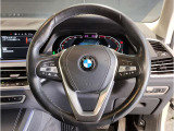 BMWのメーターパネルは選曲や、ラジオのチャンネルなども表示可能です。運転中に目線が泳ぐことなく、安全で疲れにくいです。
