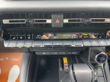 左右独立温度コントロールフルオートエアコン。 よりパーソナルな空調を実現。 運転席・助手席で独立した温度設定が行えるフルオートエアコン。