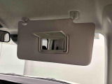 ちょっとした身だしなみチェックができるバニティミラー付きサンバイザー(運転席・助手席)が付いてます。運転席側にはチケットフォルダー付き。