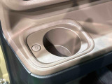 助手席側にも(前席/掘り込み式)ホットカップホルダー☆保温付で温活が車内でも実現♪600mlのペットボトルまで対応しておりスイッチ1つで温かい飲み物は保温を、冷たい飲み物は常温にしてくれます