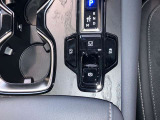 ブレーキホールド機能搭載してます。ホールド機能オン時はブレーキから足を話してもブレーキ機能が維持されるので、足の疲労が軽減されます。