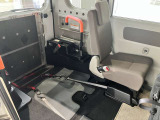 後部席シートと車いすの方との距離が近いので介護される方も安心です。
