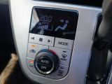 一度お好みの温度に設定すれば、車内の温度を検知し風量や温度を自動で調整。暑い&hellip;寒い&hellip;と何度もスイッチ操作をする必要はありません。快適な車内空間には必須の機能ですね♪