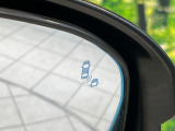 【ブラインドスポットインフォメーション】走行中、ドアミラーの死角になりやすい箇所に後続車が接近するとサイドミラー付近に警告を表示、ドライバーに注意喚起をしてくれます。