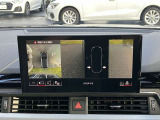 サラウンドビューカメラ装備 車両の4つのカメラから得た映像を合成し、上空から眺めているような映像をモニターに映し出します。車両周辺の歩行者や障害物などの発見に役立ちます。