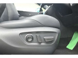 【パワーシート】無段階でシートポジションの調整が可能です。運転しやすいベストポジションを見つけて、快適なドライブを楽しんでください。