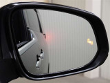 隣車線を走る車両をレーダーで検知し、ドアミラーでは確認しにくい後側方エリアに存在する車両に加え、急接近してくる車両も検知します。車両を検知するとドアミラーに搭載されたLEDインジケーターが点灯します。