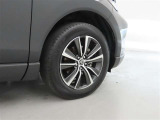 装着タイヤサイズは、225/60R18です。純正アルミホイールを装着しております。