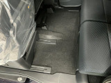 しっかりと汚れ、砂ぼこりを落とし足元まで清潔な車内空間を作り上げております♪